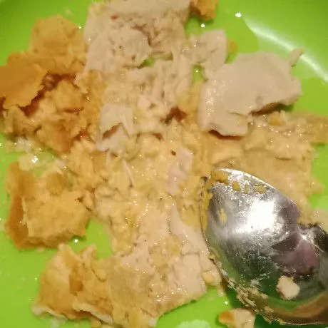 Haluskan telur asin dan 100 ml air hingga tercampur rata
