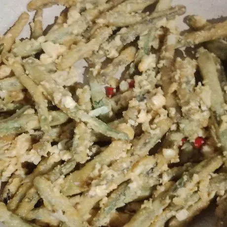 Masukkan telur asin dan cabe iris, masak kurang lebih 2 menit. Masukkan buncis. Aduk rata, matikan api. Siap dihidangkan