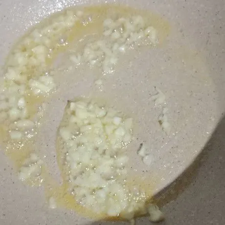 Pabaskan butter. Tumis bawang putih cincang hingga harum.