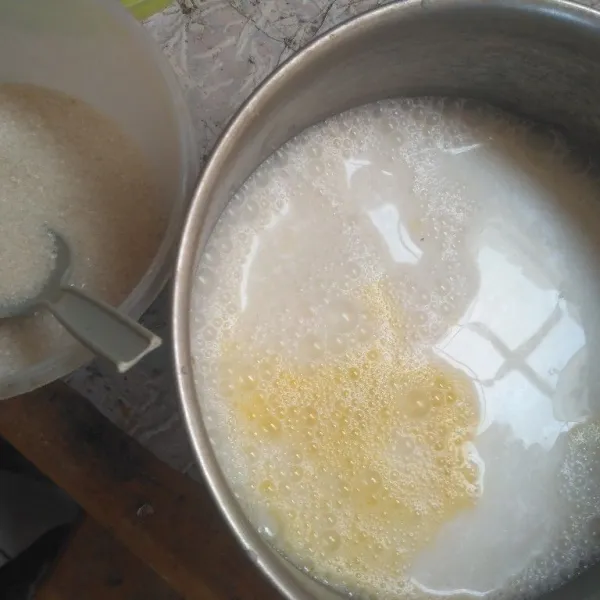 Masukkan telur kocok.