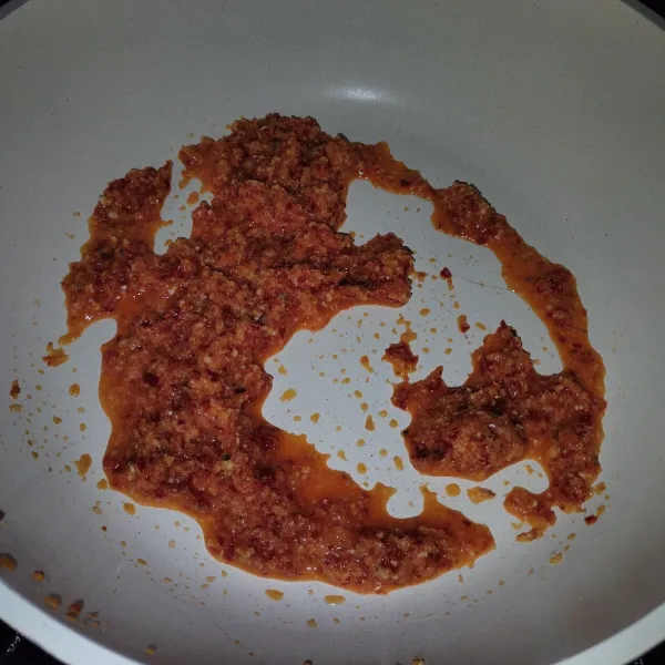 Tumis bumbu yang sudah di haluskan hingga harum
