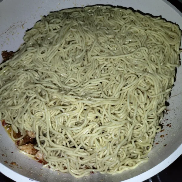 Kemudian masukkan mie yang sudah di rebus dengan air lalu aduk sampai rata