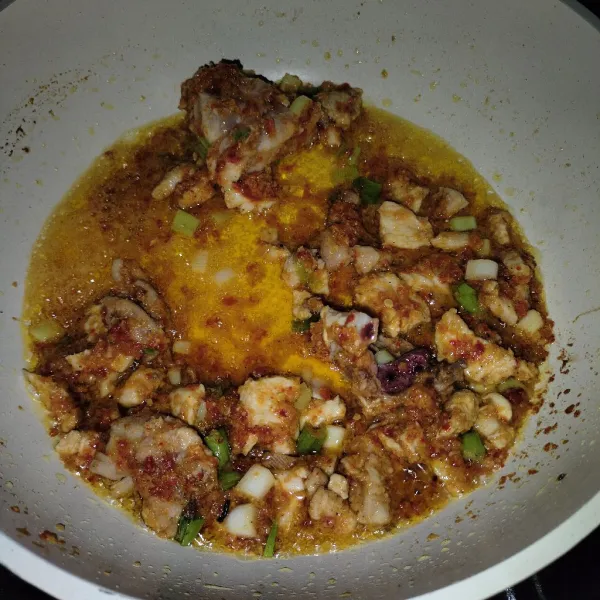 Kemudian masukkan irisan ayam yang sudah cuci bersih dan daun bawang masak hingga harum