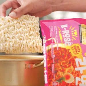 Masukkan Indomie K-Rose Flavor ke dalam panci berisi air mendidih
