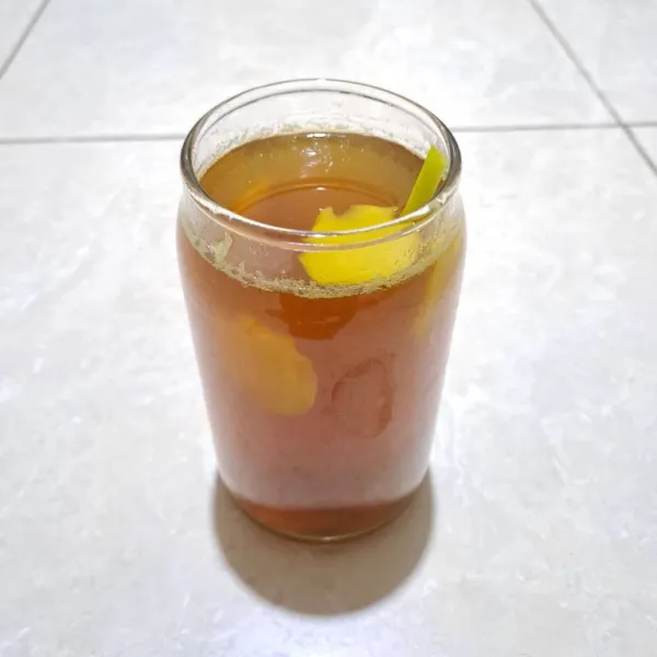 Lalu tambahkan wedang rempah yang sudah dibuat sebelumnya, aduk hingga semua bahan bercampur merata, dan sajikan selagi hangat