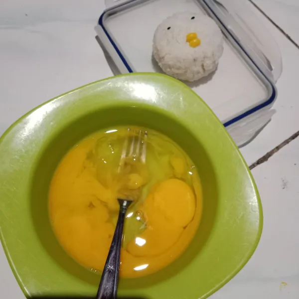 Kepal² nasi, beri paruh dari biji jagung dan mata dari wihen hitam. Kocok 2 butir telur, masukkan gula garam.