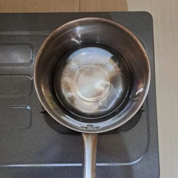 Panaskan 500 ml air putih