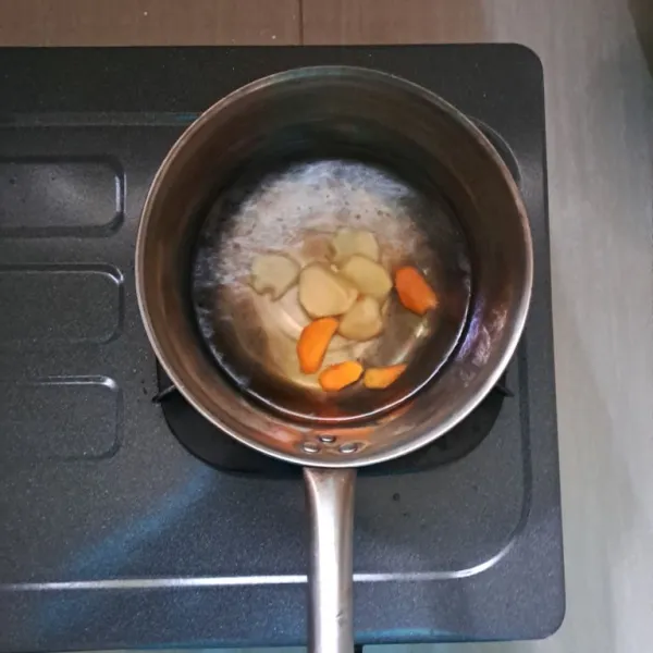 Lalu tambahkan irisan 10 cm kunyit dan irisan 10 cm jahe yang sudah dibersihkan sebelumnya