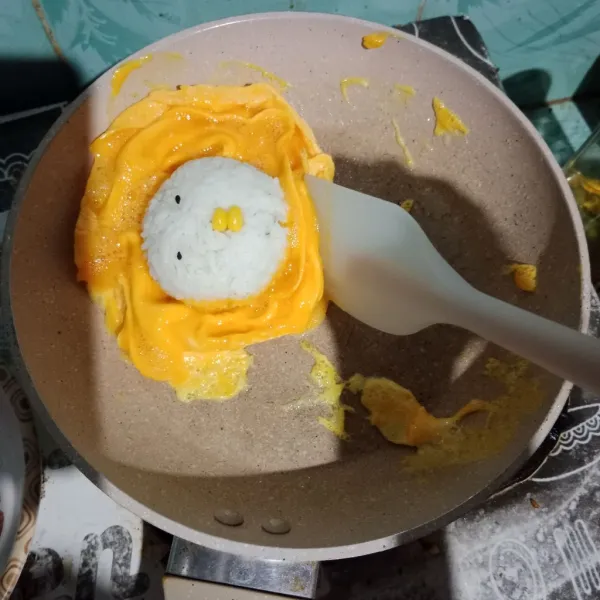 Putar nasi kepal hingga telur berbentuk lapisan.