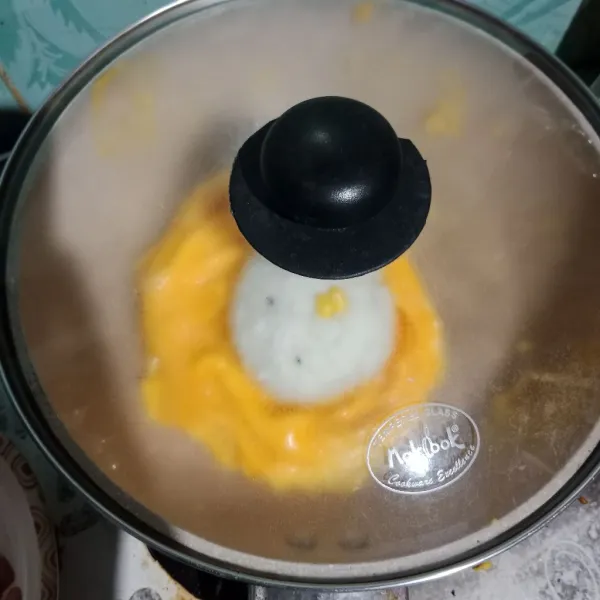 Tutup pan, kecilkan api pada nyala paling kecil masak sekitar 5 menit. Matikan api, buka setelah 5 menit lalu sajikan.