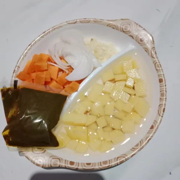 Siapkan bahan². Potong dadu kentang dan wortel.