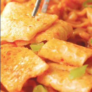 Taruh odeng di atas. Tambahkan topping lainya sesuai selera