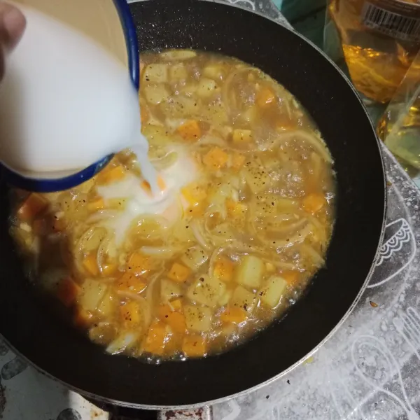 Tambahkan air lada gula garam, masukkan kentang dan wortel. Masak 7-10 menit. Masukkan larutan maizena. Aduk rata.