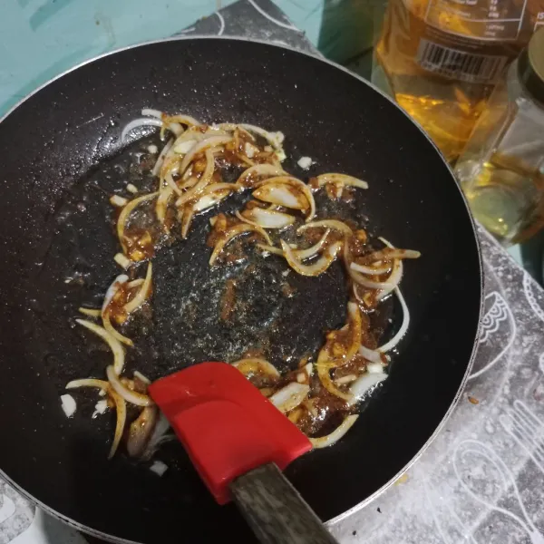 Tumis bawang putih cincang dan bombay hingga harum. Masukkan bumbu kari aduk rata.