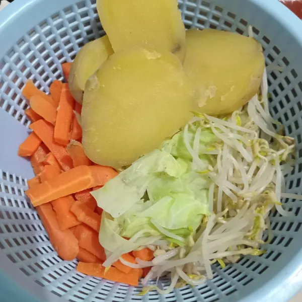 Siapkan, sayuran yang telah direbus.