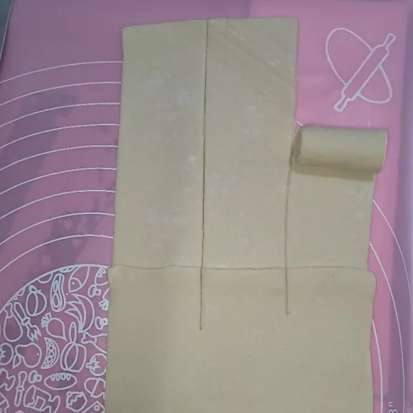 Gulung pastry dan rapatkan gulungannya.