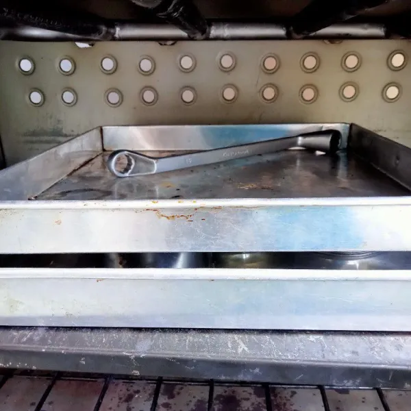 Panaskan oven dengan suhu 200°C selama 15 menit, gunakan api atas bawah. Kemudian, masukkan pastry dan panggang selama 45 menit, timpah permukaan atas ring dengan loyang kosong yang diberi penahan di atasnya.