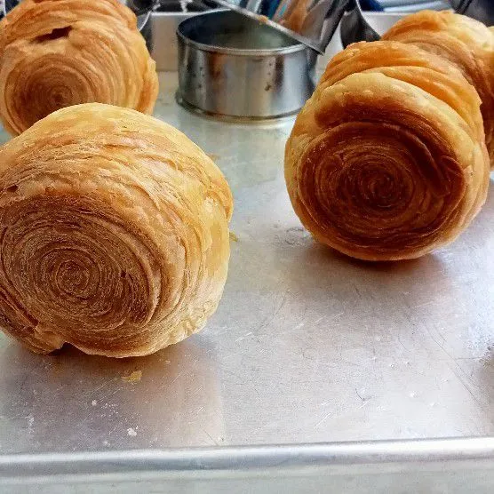 Kemudian, lubangi bagian tengahnya dan semprotkan isian selai di dalamnya.