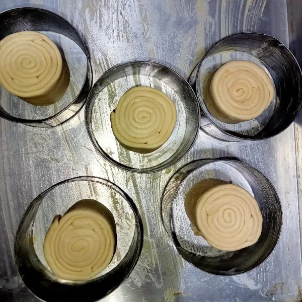 Letakkan pastry didalam ring dan tata diatas loyang.