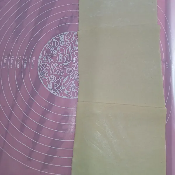 Keluarkan pastry dan biarkan pada suhu ruang. Susun berjejer, lalu keratkan dengan putih telur supaya tumpukan tidak lepas, kemudian potong memanjang.