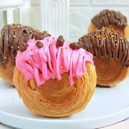 Tambahkan selai atau glaze sesuai selera di bagian atasnya. Tambahkan garnish sprinkle gold dan choco chips di atas glaze.