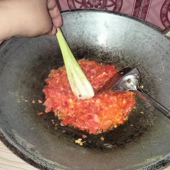 Masukkan serai yang sudah di geprek.