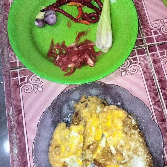 Siapkan telur gang sudah di goreng,beserta bawang merah,bawang putih,cabai keriting,cabai rawit,1 butir kemiri, dan tomat yang sudah di iris kecil, serai yang sudah di geprek.