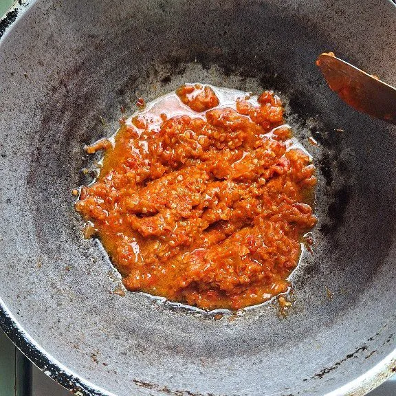 Tumis sambel dengan sedikit minyak, hingga matang. Dan setelah matang siap untuk dihidangkan, sambal bisa bertahan 5 hari di suhu ruang, 1 bulan di dalam kulkas.