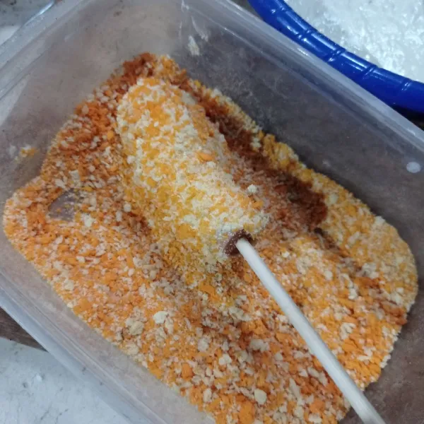 Gulingkan ke tepung panir sampai rata
