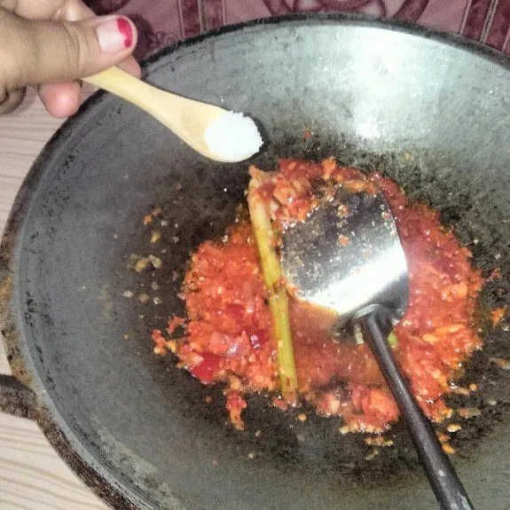Tambahkan garam, micin secukupnya.