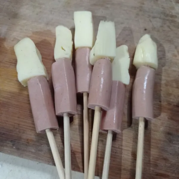 Sembari menunggu, siapkan sosis dan mozarella lalu tusuk sosis dan mozarella nya, lakukan sampai selesai
