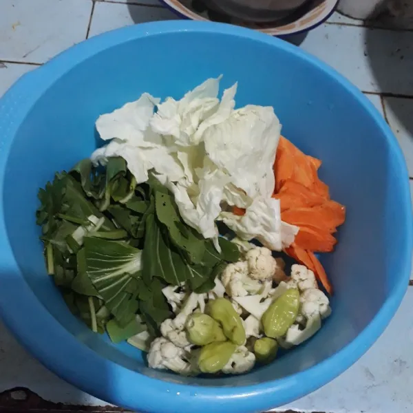 Potong - potong sayuran dan cuci bersih, cabe biarkan tetap utuh.