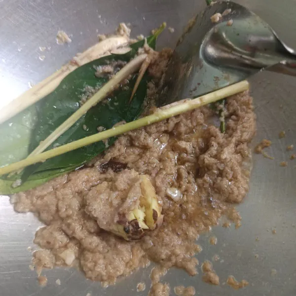 Sementara merebus, tumis bumbu halus hingga harum dan matang.