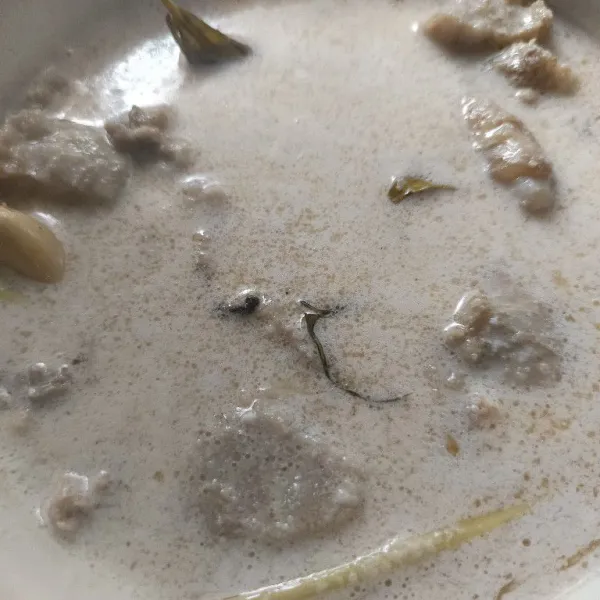 Masukkan tumisan bumbu halus. Aduk rata. Didihkan, sambil ditimba-timba agar santan tidak pecah.