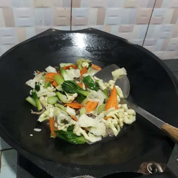 Tambahkan larutan maizena, aduk rata. Masak hingga mendidih saja.