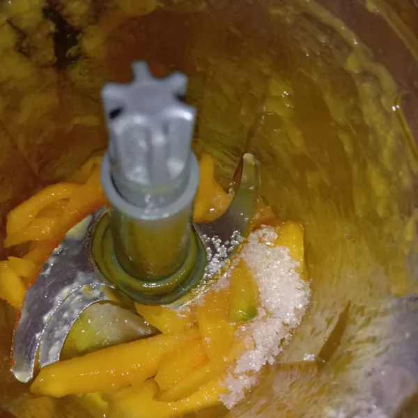 Masukkan potongan mangga ke dalam chopper dan tambahkan gula pasir.