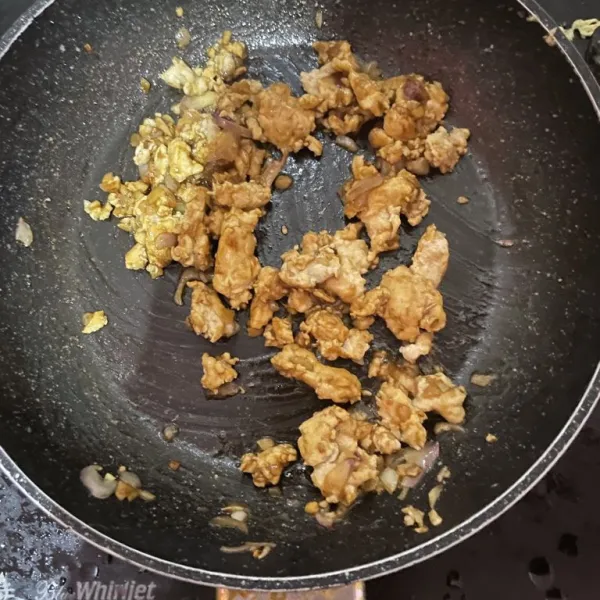 Tumis bawang putih bawang merah lalu masukkan ayam.