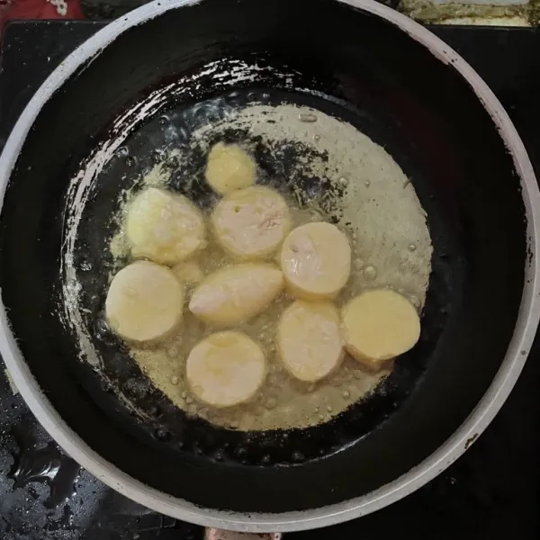 Potong tofu dan goreng hingga kecokelatan.