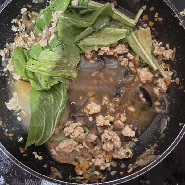 Tambahkan semua  bumbu,wortel, jamur, sawi dan air masak hingga matang tambahkan air dan tepung tapioka sampai mengental.