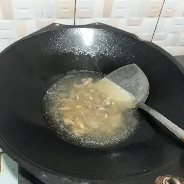 Tambahkan air, masak hingga mendidih.
