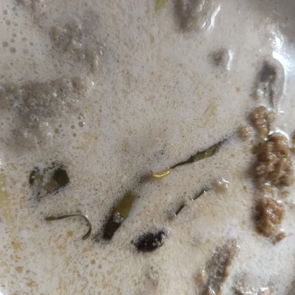 Rebus kembali daging dengan santan.