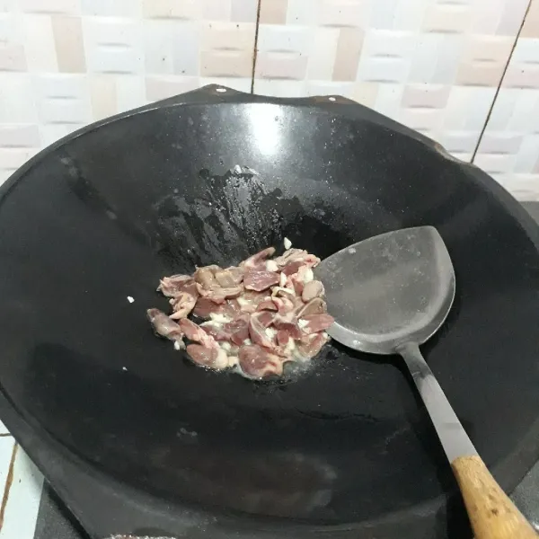 Masukkan jantung ayam, masak hingga berubah warna.