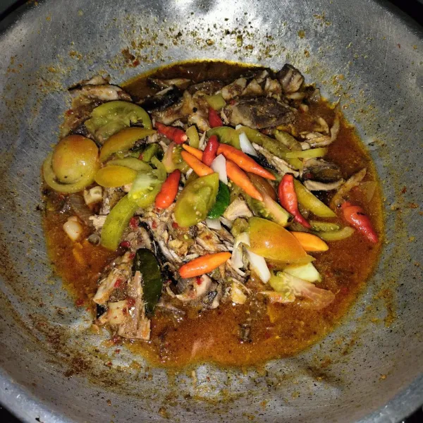 Kemudian masukkan penyebab rasa garam gula pasir dan masukkan irisan tomat hijau dan merah dan cabe rawit tambahkan air aduk sampai rata