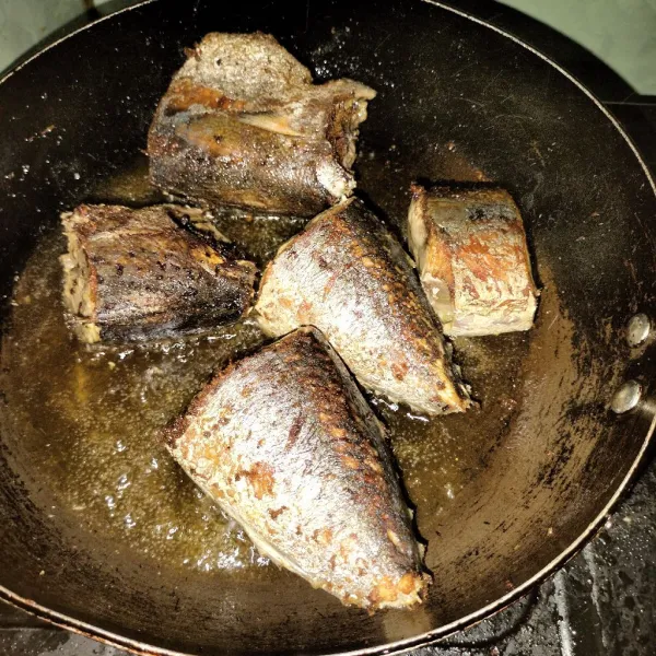 Langkah pertama cuci bersih ikan tongkol nya lalu potong sesuai selera lalu goreng hingga matang dan sisihkan