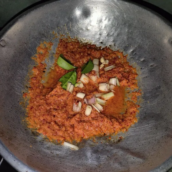 Haluskan bumbu yang dihaluskan tambahkan daun jeruk salam dan prei yg sudah di potong kecil kecil masak hingga bumbu harum