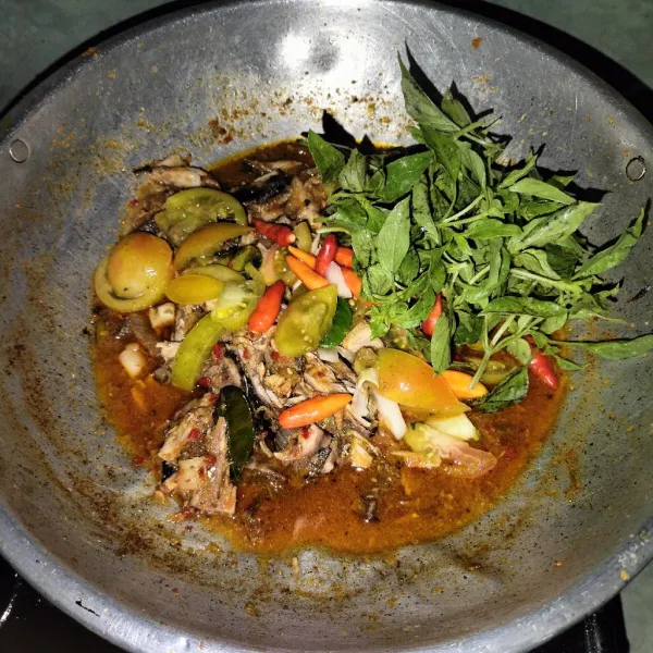 Kemudian masukkan daun kemangi yg sudah di cuci terlebih dahulu lalu aduk sampai rata masak hingga matang dan siap di sajikan