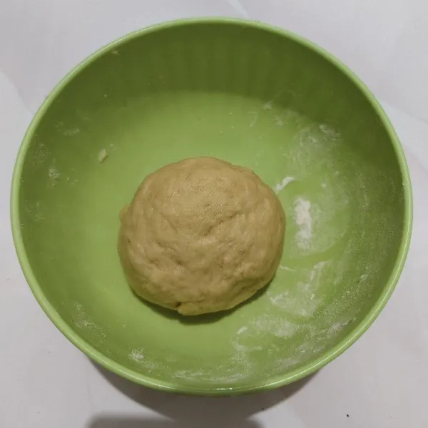 Kemudian beri sedikit demi sedikit air, hingga adonan sedikit kalis dan diamkan adonan selama 1 jam.