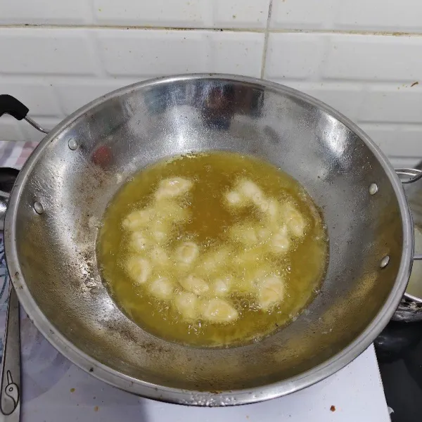 Goreng molen dengan api sedang hingga kuning keemasan.