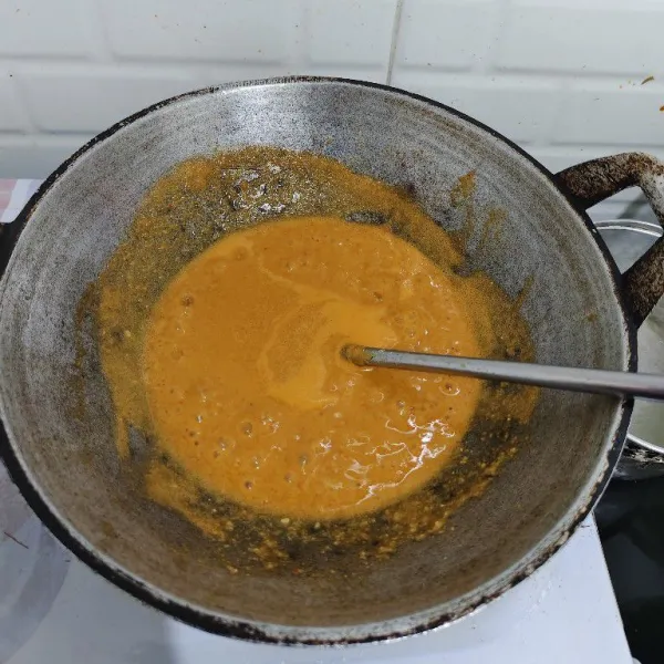 Masak sambal kacang hingga matang dan beri ¼ sdt garam, sedikit micin dan 1½ sdt gula pasir