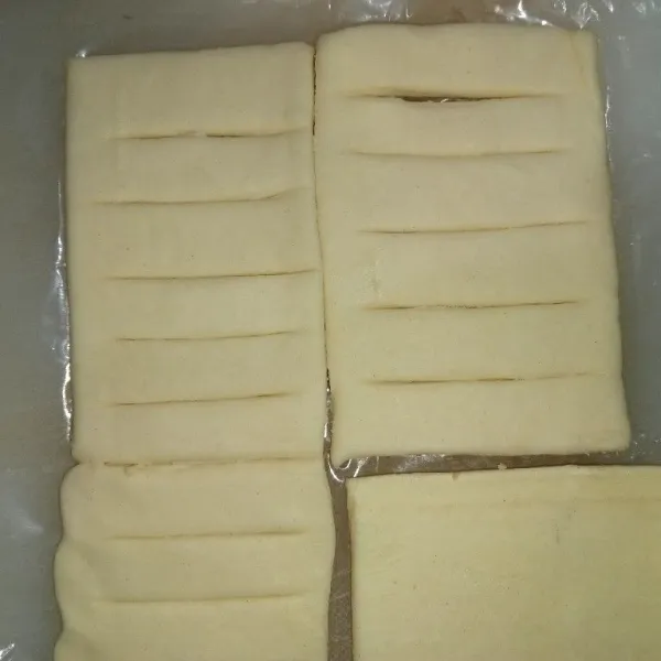 Potong memanjang satu lembar pastry.